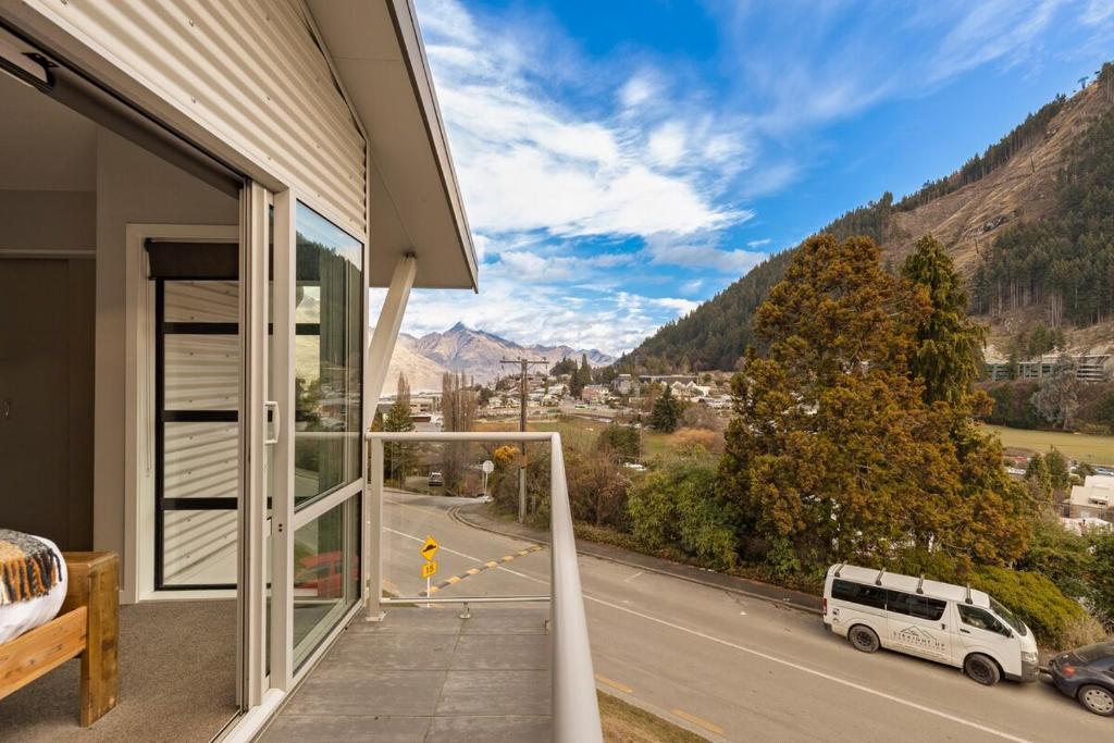 At Home on Hallenstein, entire 3 bedroom townhouse - Resim 17