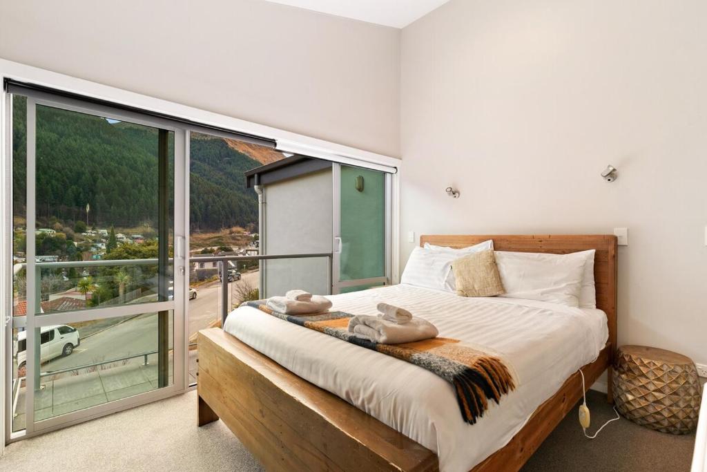 At Home on Hallenstein, entire 3 bedroom townhouse - Resim 14