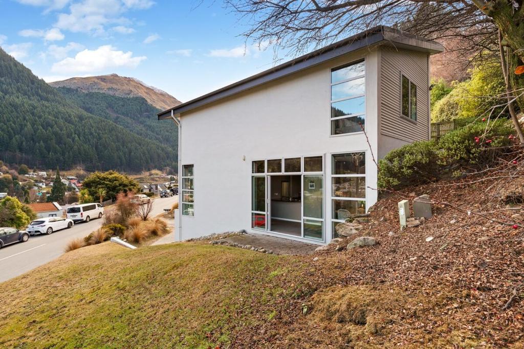 At Home on Hallenstein, entire 3 bedroom townhouse - Resim 26