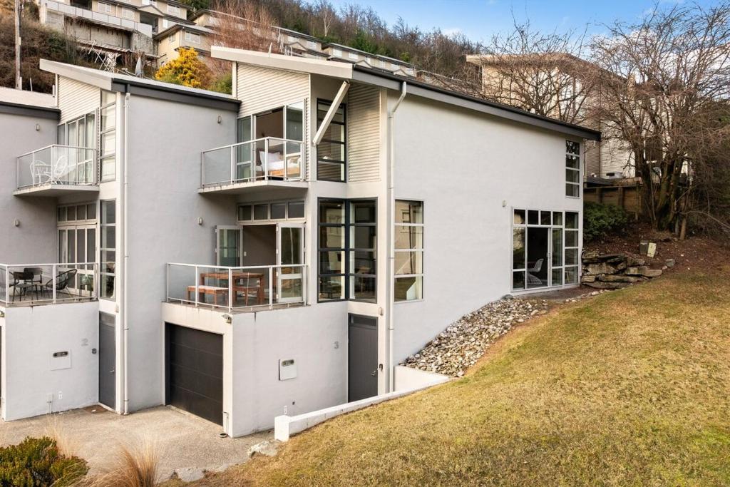 At Home on Hallenstein, entire 3 bedroom townhouse - Resim 27