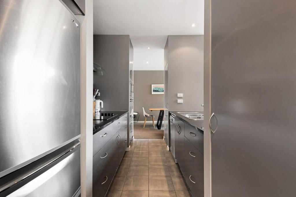 At Home on Hallenstein, entire 3 bedroom townhouse - Resim 8