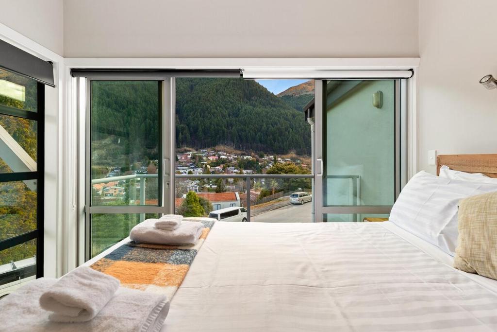 At Home on Hallenstein, entire 3 bedroom townhouse - Resim 15