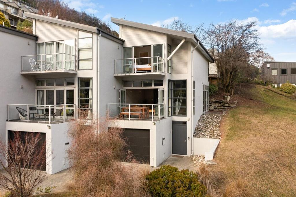 At Home on Hallenstein, entire 3 bedroom townhouse - Resim 28