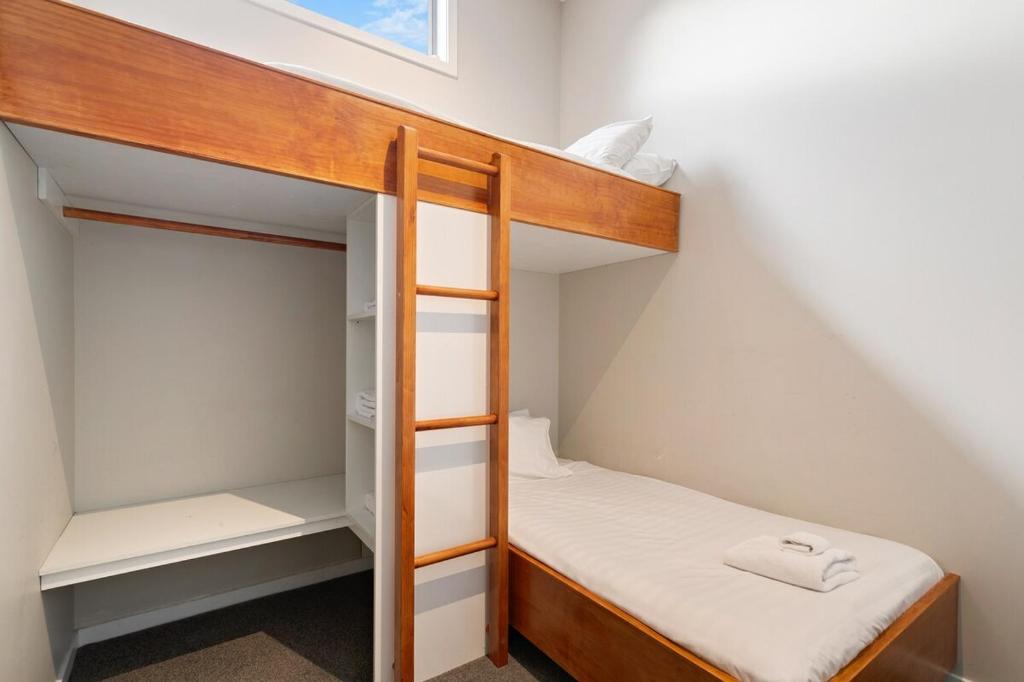 At Home on Hallenstein, entire 3 bedroom townhouse - Resim 21