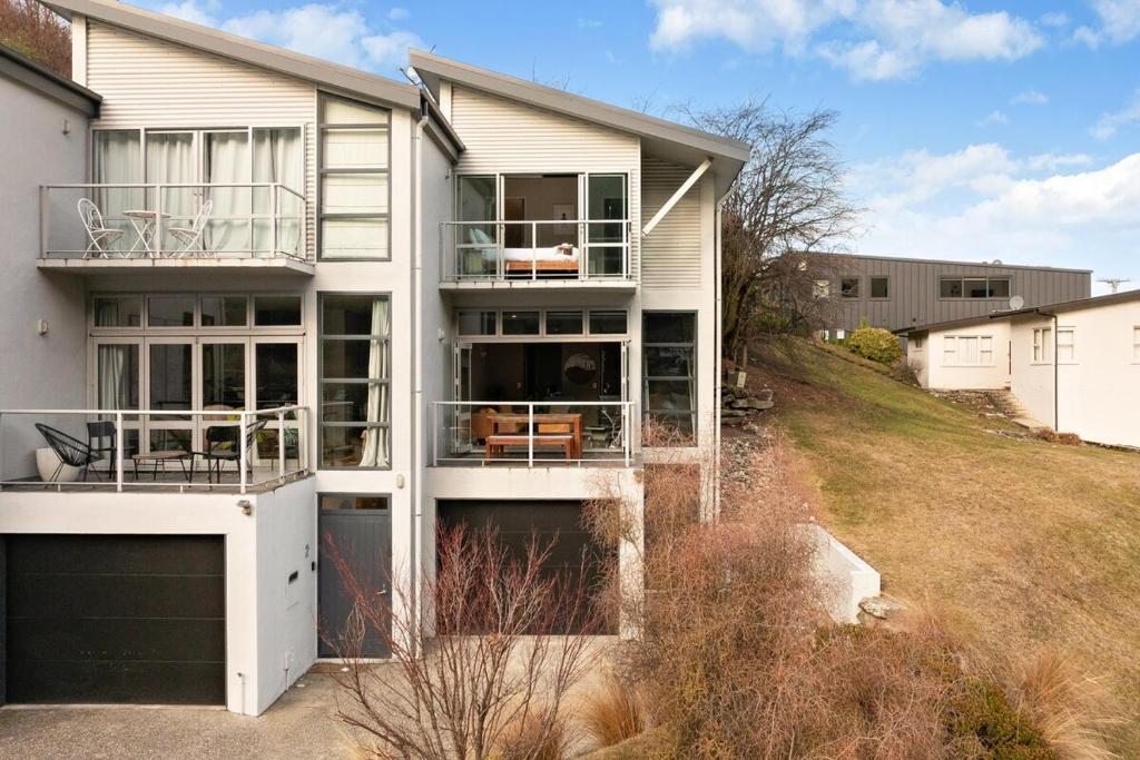 At Home on Hallenstein, entire 3 bedroom townhouse - Resim 29