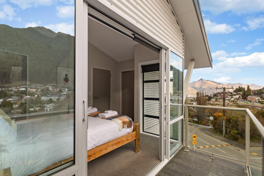 At Home on Hallenstein, entire 3 bedroom townhouse - Resim 19