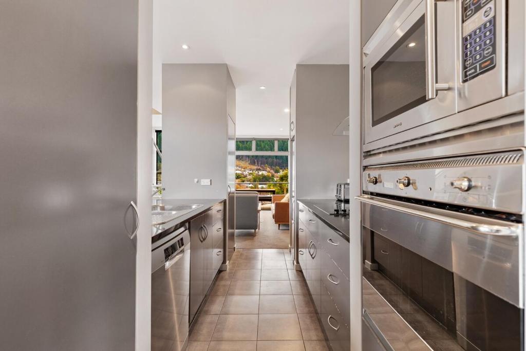 At Home on Hallenstein, entire 3 bedroom townhouse - Resim 9