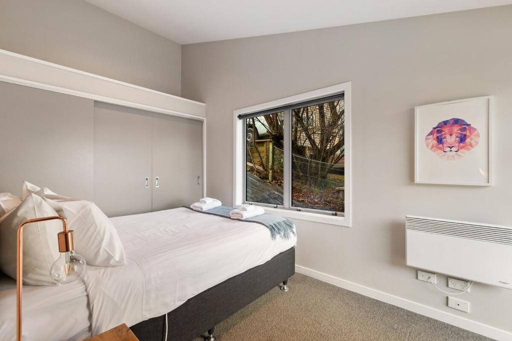 At Home on Hallenstein, entire 3 bedroom townhouse - Resim 23