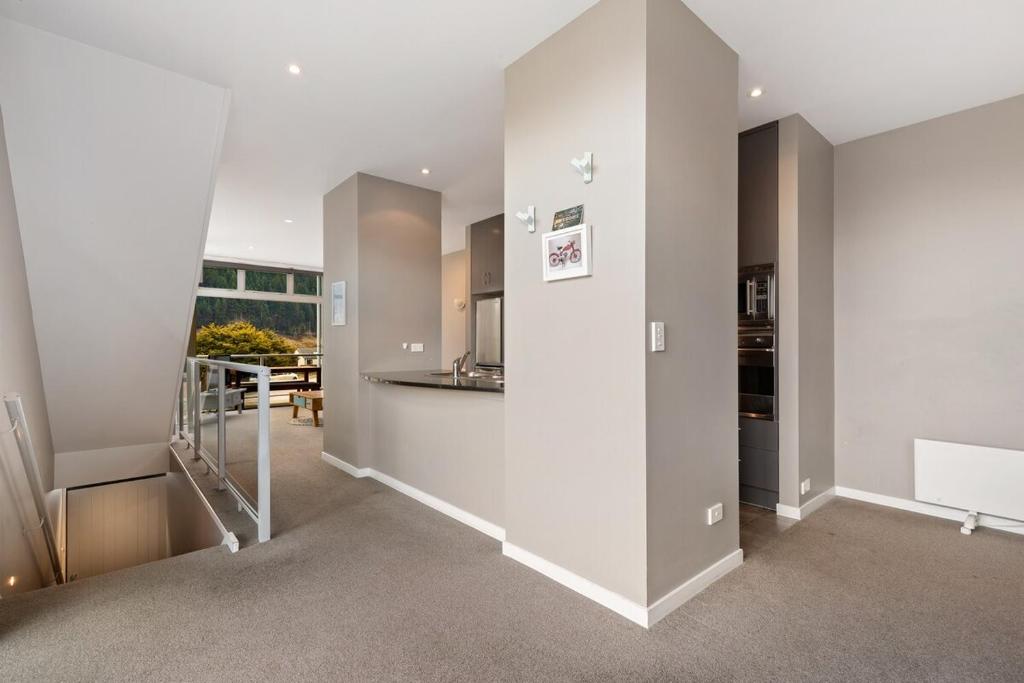 At Home on Hallenstein, entire 3 bedroom townhouse - Resim 13