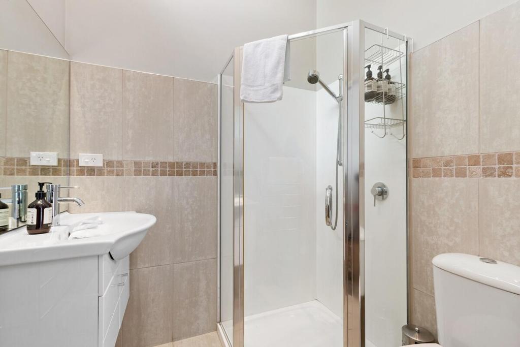 At Home on Hallenstein, entire 3 bedroom townhouse - Resim 20