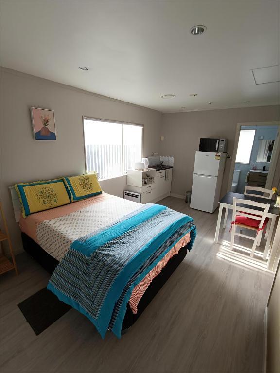 Postel nebo postele na pokoji v ubytování Private Studio with self check-in, Ensuite, WIFI & Kitchenette