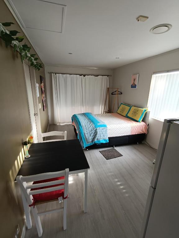 Postel nebo postele na pokoji v ubytování Private Studio with self check-in, Ensuite, WIFI & Kitchenette