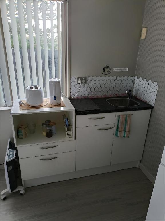 Kuchyň nebo kuchyňský kout v ubytování Private Studio with self check-in, Ensuite, WIFI & Kitchenette