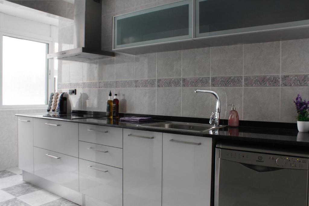 Kuchyň nebo kuchyňský kout v ubytování Sweet Caroline Apartment