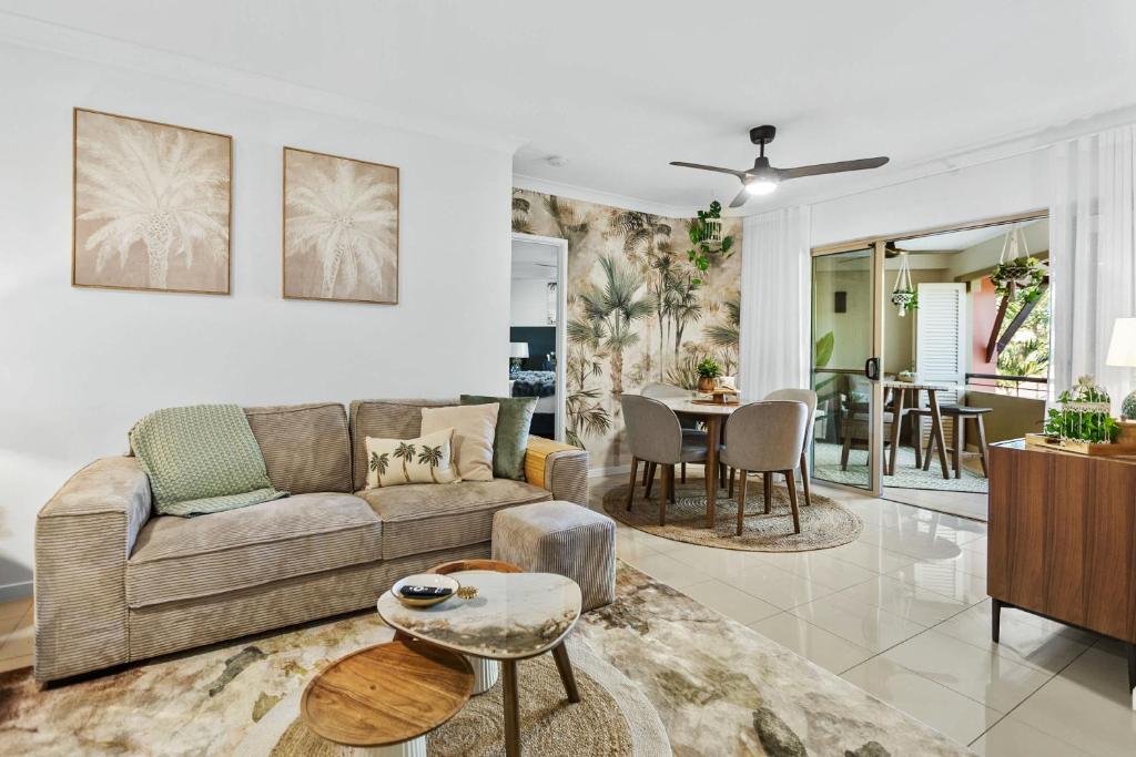 Et opholdsområde på Pineapple Palms - Resort 9 Pools & Gym