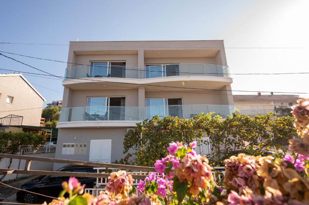 Apartments with parking space Mastrinka, Ciovo - 24727