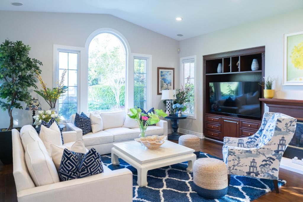 Μια τηλεόραση ή/και κέντρο ψυχαγωγίας στο Escape to Luxury Newport Coast Pelican Gated Home