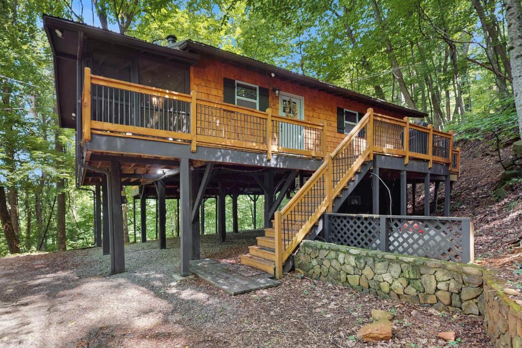 una casa sull'albero in mezzo al bosco di Tiptop Treehouse a Ellijay