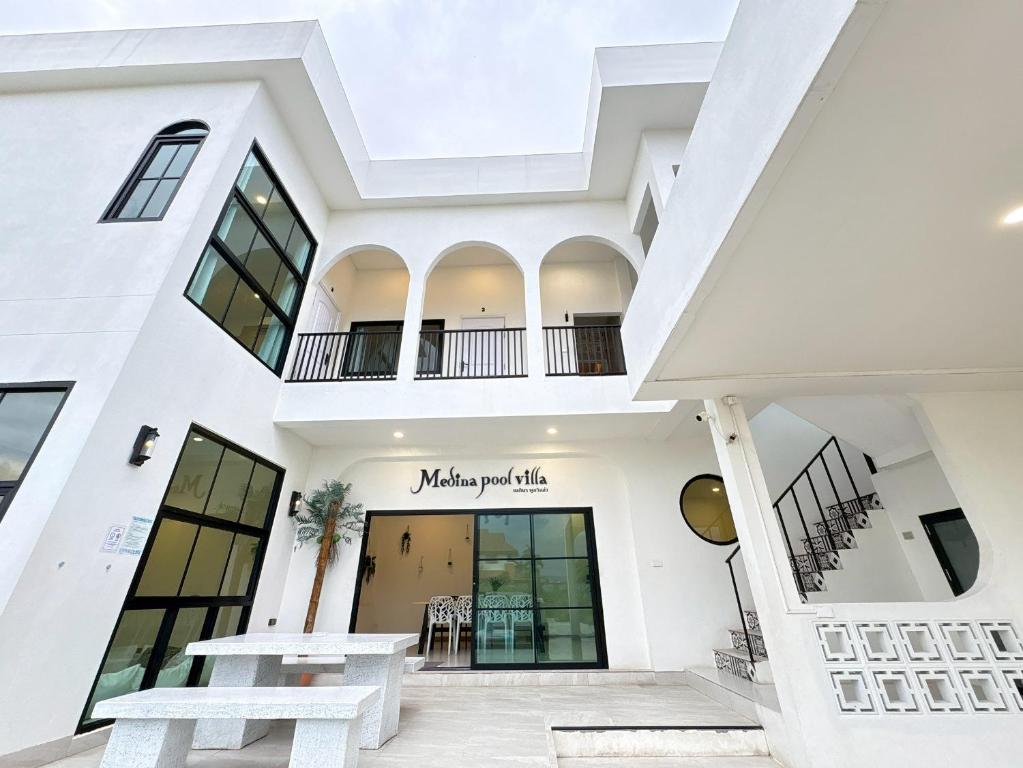 a white building with a sign that reads malibu roof club at Medina Private Pool Villa-บางแสน in Ban Puk (1)