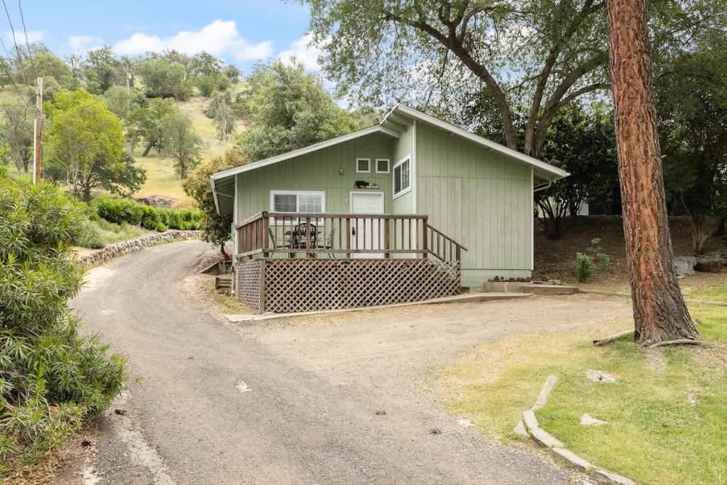 スリー・リバーズにあるThe General Sherman Cabinの小屋(ポーチ付)
