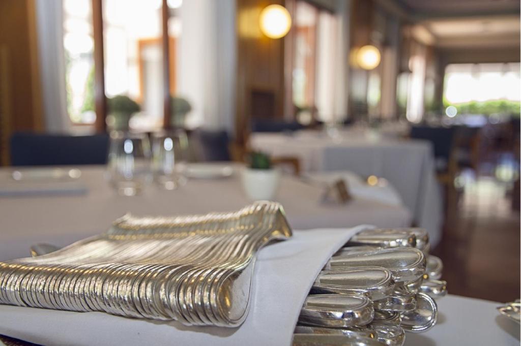 Reštaurácia alebo iné gastronomické zariadenie v ubytovaní Hotel Emporda