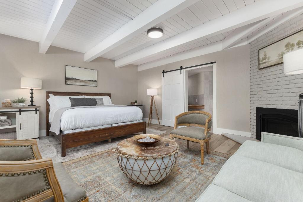 Un dormitorio con una cama y una chimenea. en Big Pine Suite CN Lodge R#1, en Ponderosa