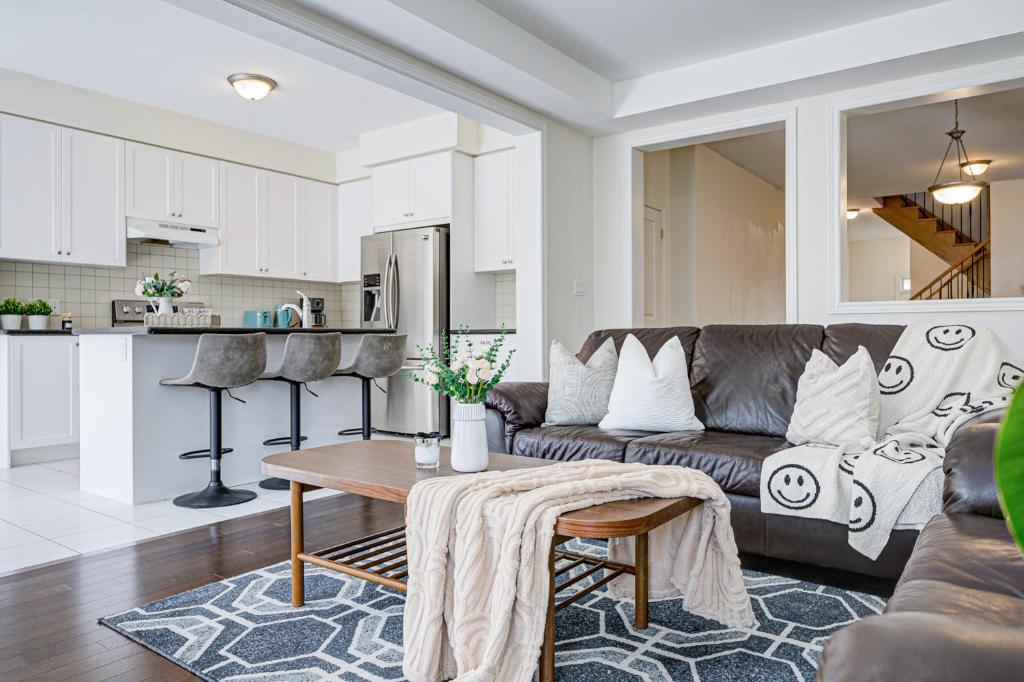 リッチモンドヒルにあるRichland Modern Luxury houseのソファとテーブルのあるリビングルーム