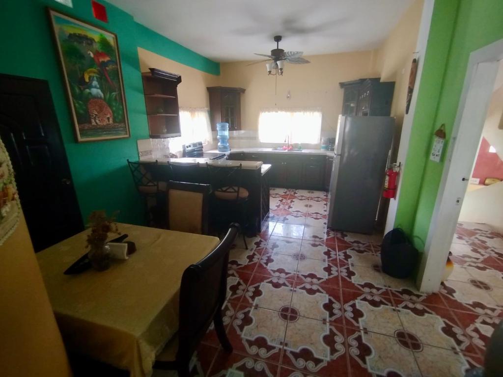 Kuchyň nebo kuchyňský kout v ubytování See Belize WATERSIDE Sea View Apartment for 6 with Balcony, Pool & Deck, 2nd Floor