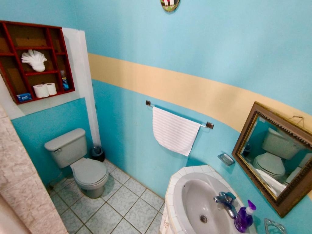 Koupelna v ubytování See Belize WATERSIDE Sea View Apartment for 6 with Balcony, Pool & Deck, 2nd Floor