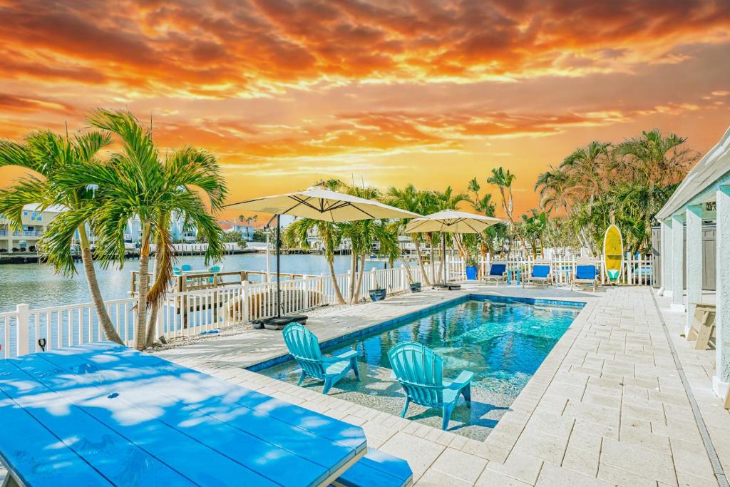 Bazén v ubytování Waterfront Family Compound - Free Golf Cart, Paddleboards, Heated Pool, Golden Tee 2025 Arcade Game nebo v jeho okolí