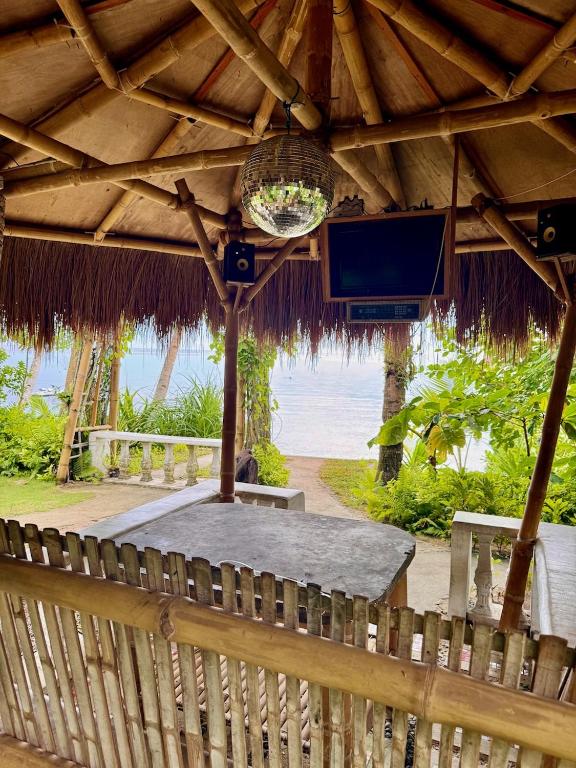 Balkón nebo terasa v ubytování ShakaBrah Beachfront Surf Skate Hostel
