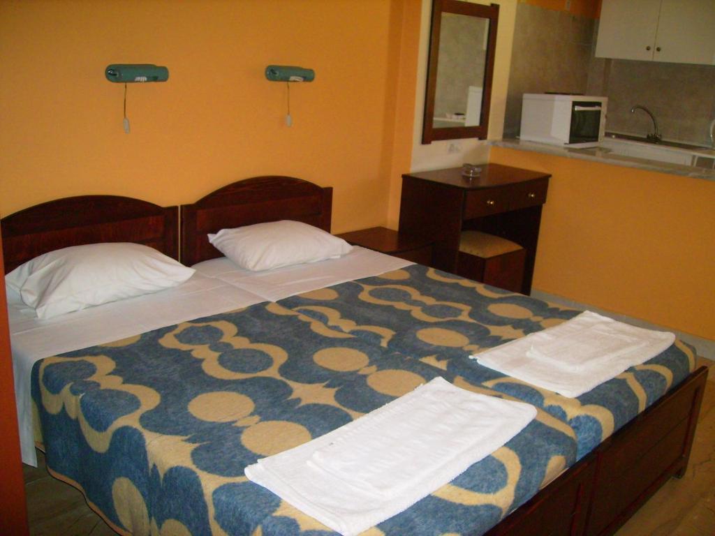 Postel nebo postele na pokoji v ubytování Aggelos Family Hotel