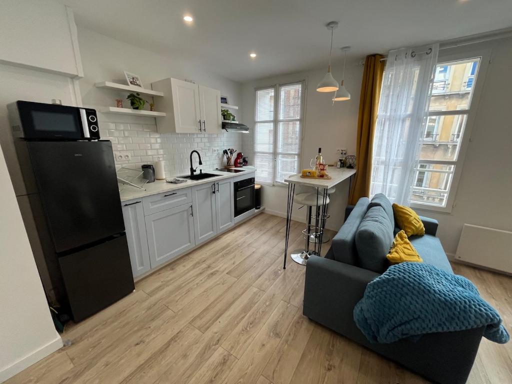 Kuchyň nebo kuchyňský kout v ubytování Tommy and Dahlia's place - cozy 4 people apartments