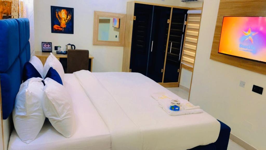 Postel nebo postele na pokoji v ubytování Triple J Universal Hotel and Suites