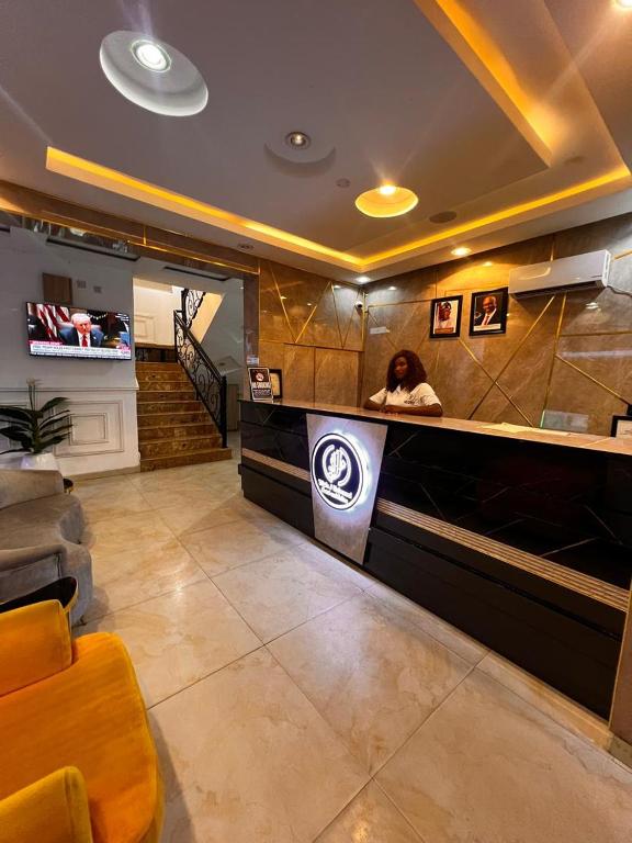 TV a/nebo společenská místnost v ubytování Triple J Universal Hotel and Suites