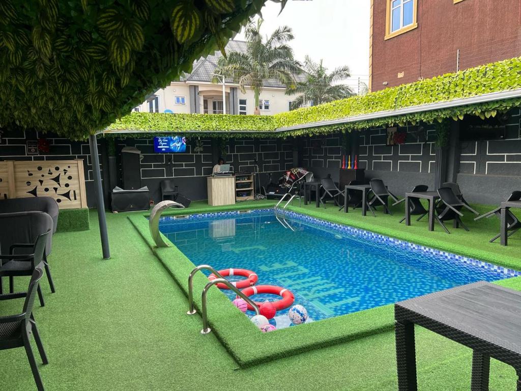 Bazén v ubytování Triple J Universal Hotel and Suites nebo v jeho okolí