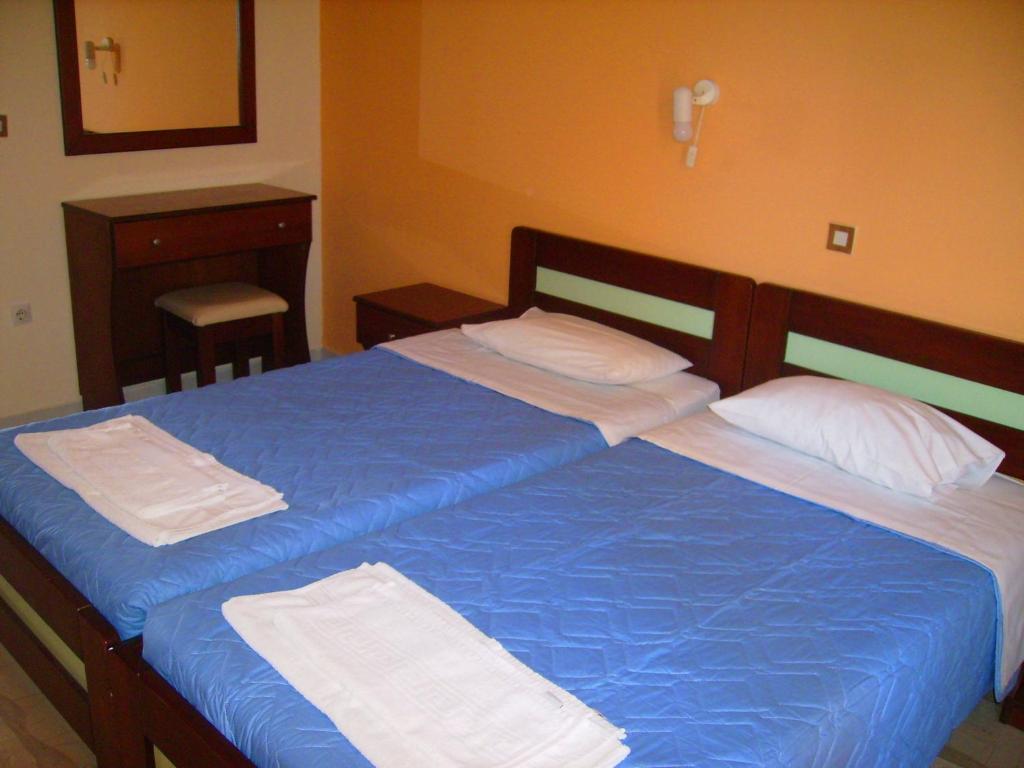 Postel nebo postele na pokoji v ubytování Aggelos Family Hotel
