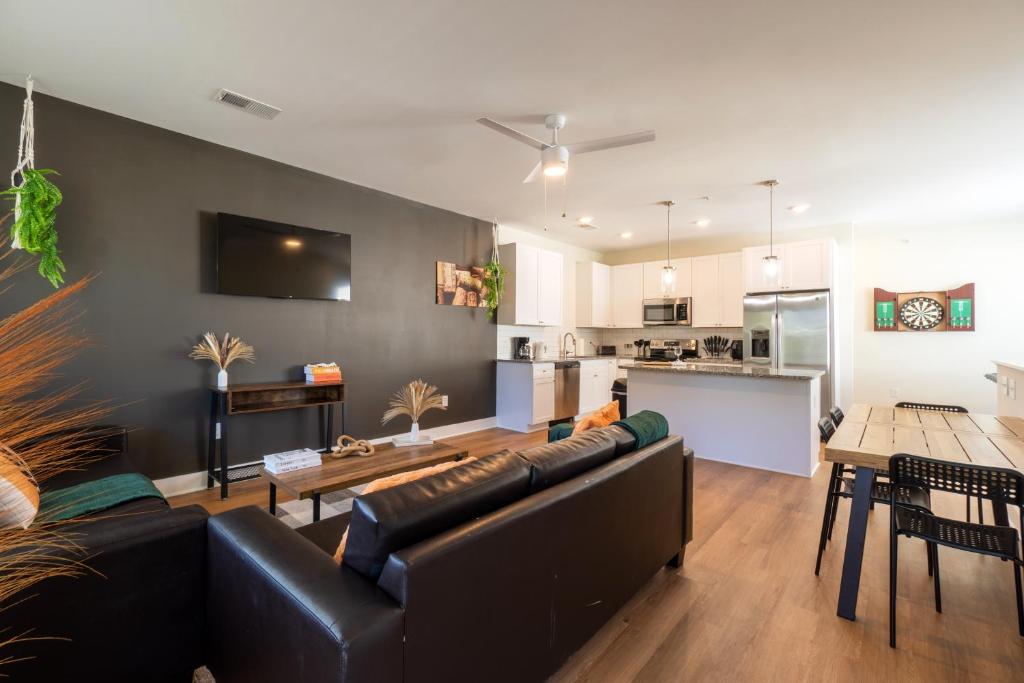 Η κουζίνα ή μικρή κουζίνα στο Brandnewdtbeachwilmingtonfreewifipooltable