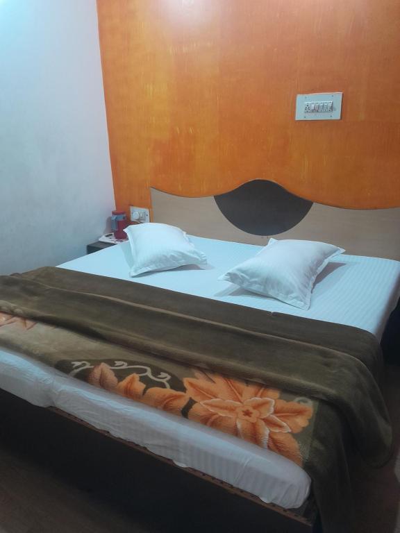 Ένα ή περισσότερα κρεβάτια σε δωμάτιο στο Shree shree guest house