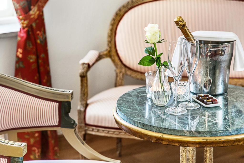 Nápoje v ubytování Hotell Gässlingen