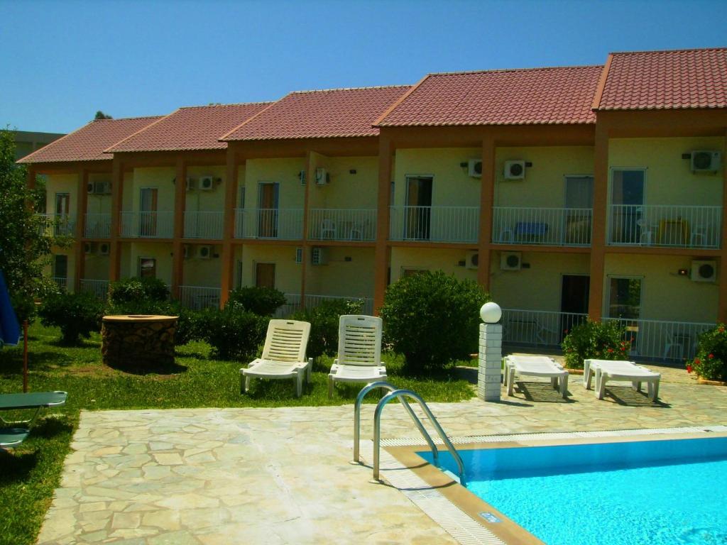 Bazén v ubytování Aggelos Family Hotel nebo v jeho okolí