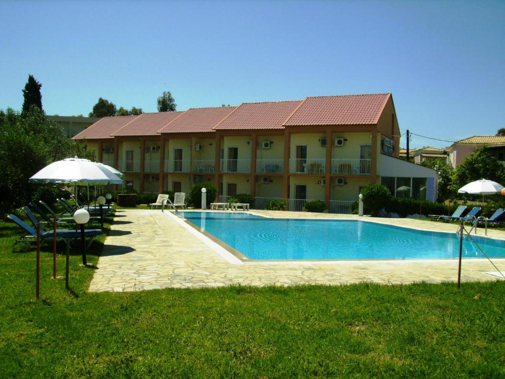 Bazén v ubytování Aggelos Family Hotel nebo v jeho okolí