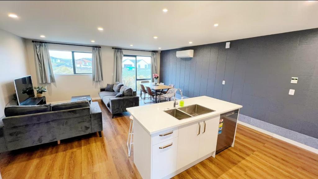 a kitchen and living room with a couch and a table at Tekapo Aunt Susan Holiday House in Lake Tekapo