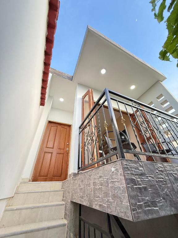 a staircase leading up to a house with a wooden door at Apartamento CRISALF in Santa Cruz de Mompox