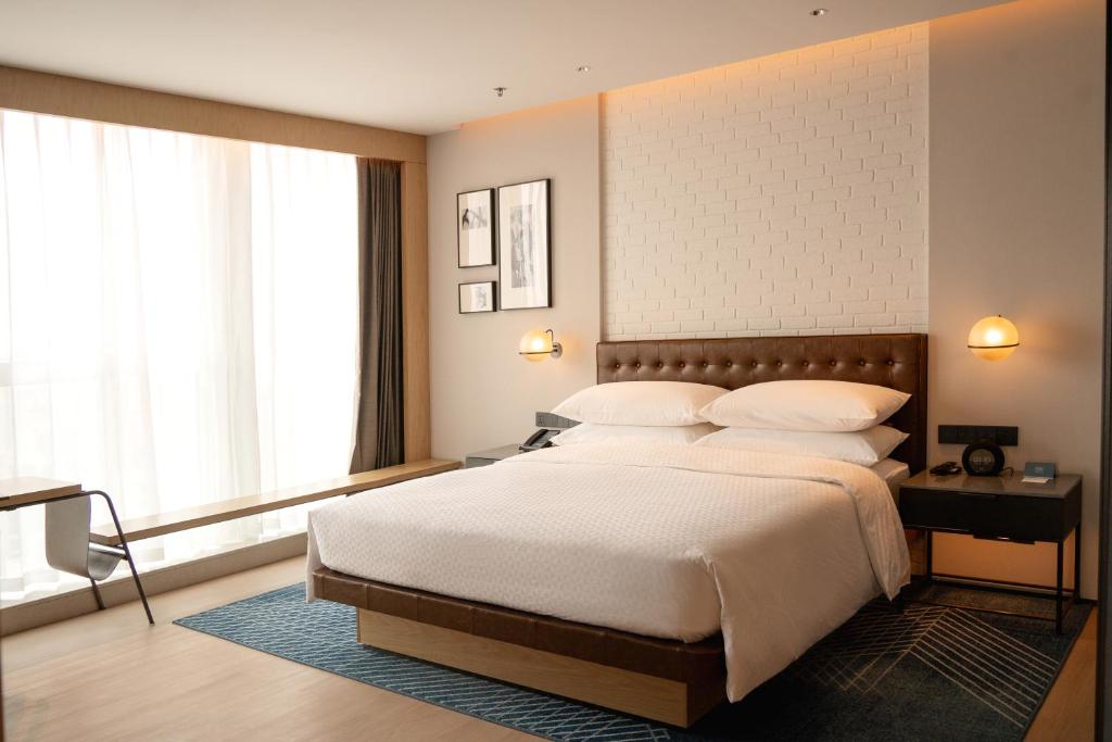 Postel nebo postele na pokoji v ubytování Four Points by Sheraton Rizhao