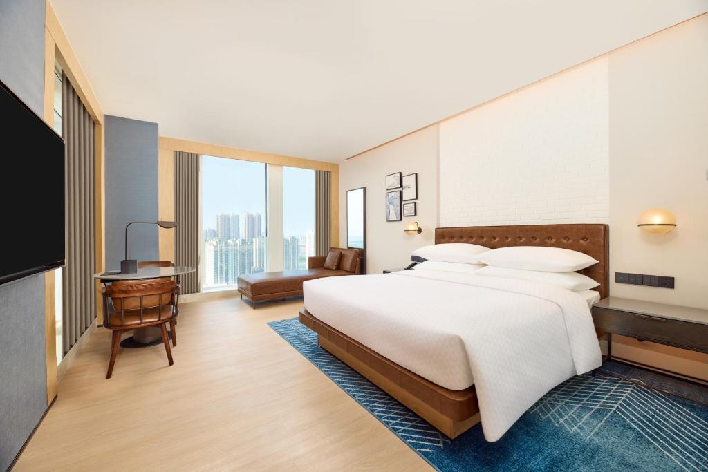 Postel nebo postele na pokoji v ubytování Four Points by Sheraton Rizhao