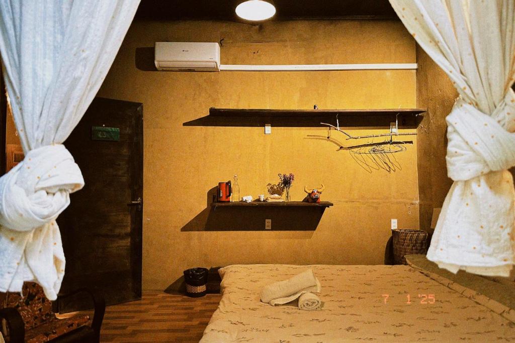 Giường trong phòng chung tại Maison de Hill Home