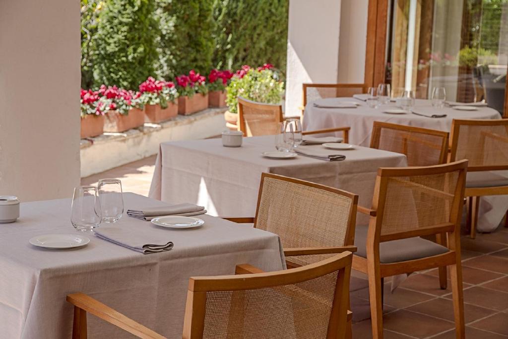 Reštaurácia alebo iné gastronomické zariadenie v ubytovaní Hotel Emporda