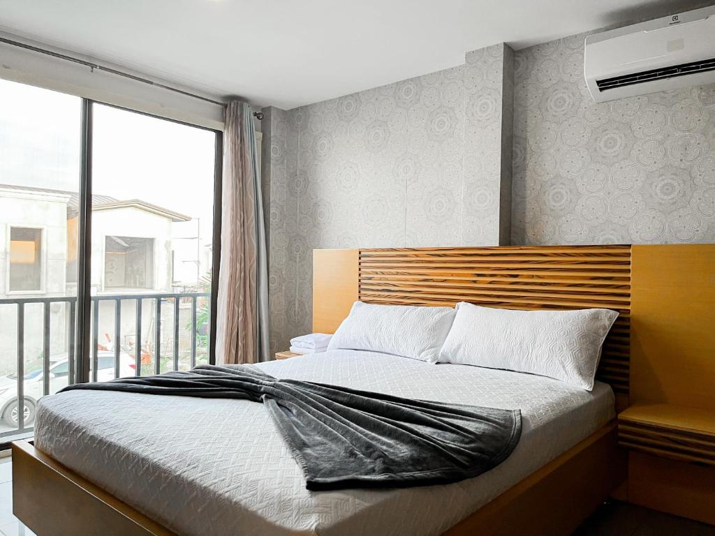 a bedroom with a bed and a large window at Casa de 3 Dormitorios con Piscina Privada, BBQ y Seguridad in Estancia Vieja