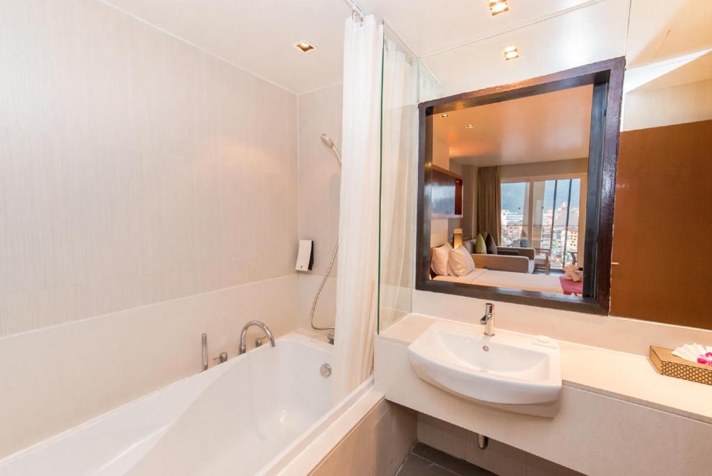 ASHLEE Hub Hotel Patong - Resim 26